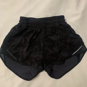 Lululemon Hotty Hot Low-Rise Lined Short 2.5"